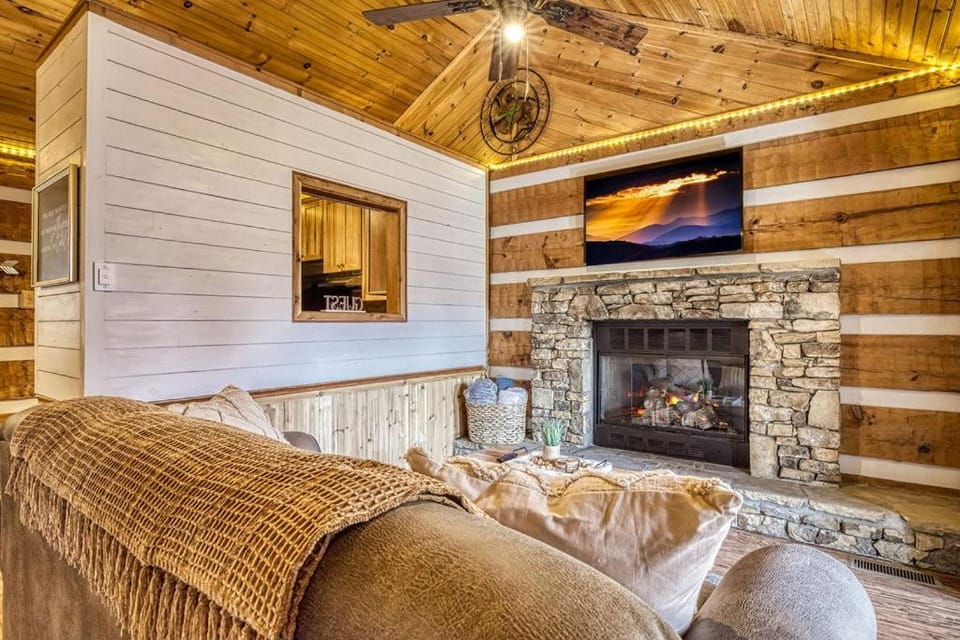 A Timber Hideaway, Cozy Cabin Retreat in the Smokies Comfort & Fun for All! Cabin in Sevier County