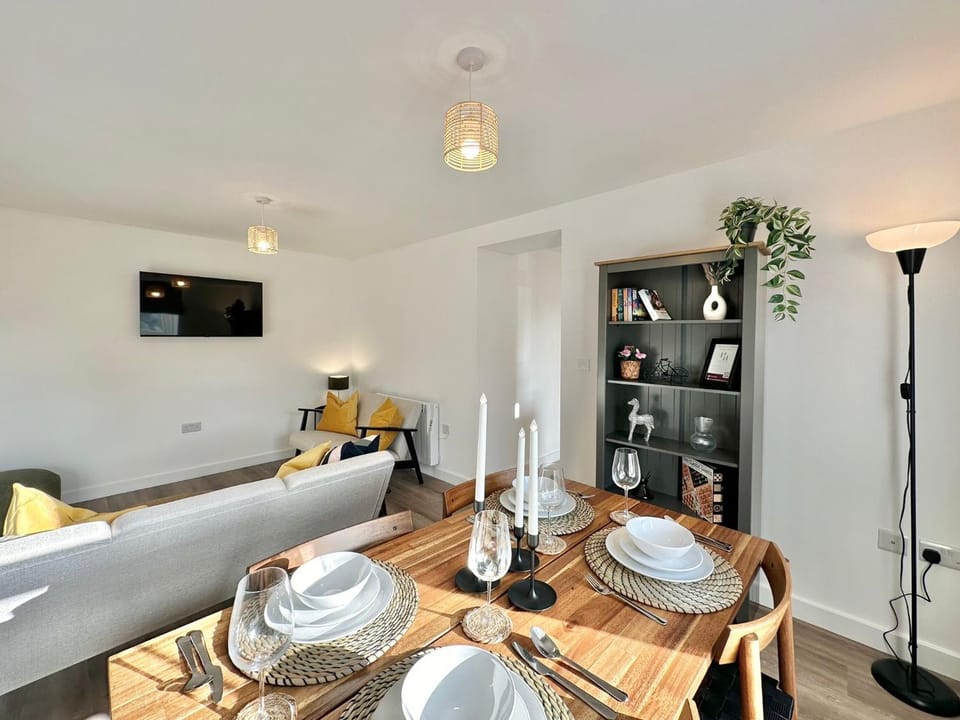 Communal lounge/ TV room, TV and multimedia, Living room, Seating area, Dining area, Evening entertainment