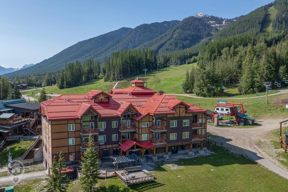 Cornerstone Lodge by StayIn Apartment in British Columbia