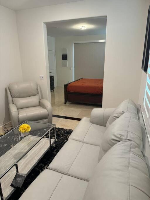 Luxury 1200 sqft 1bdrm retreat with den House in Menifee