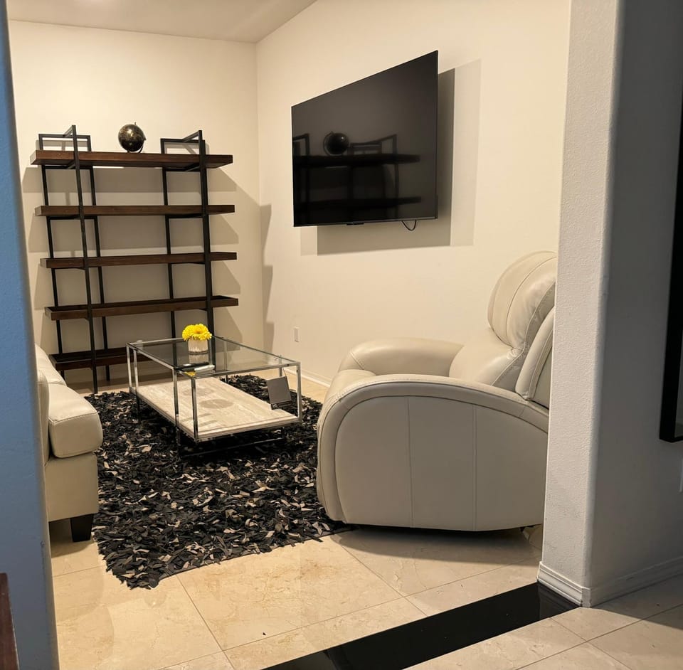 Luxury 1200 sqft 1bdrm retreat with den House in Menifee