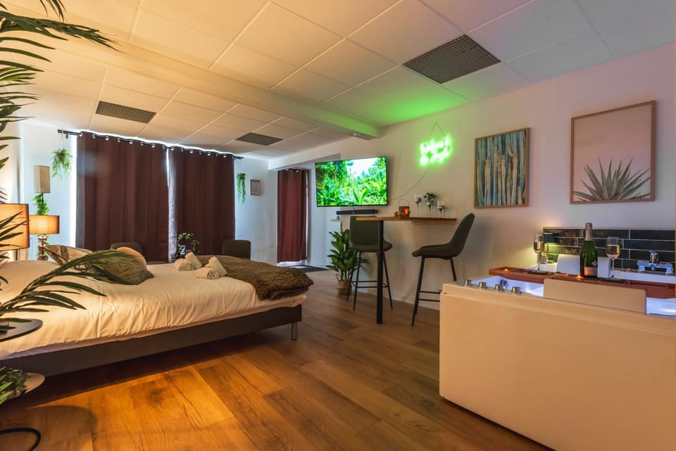 Hot Tub, Living room