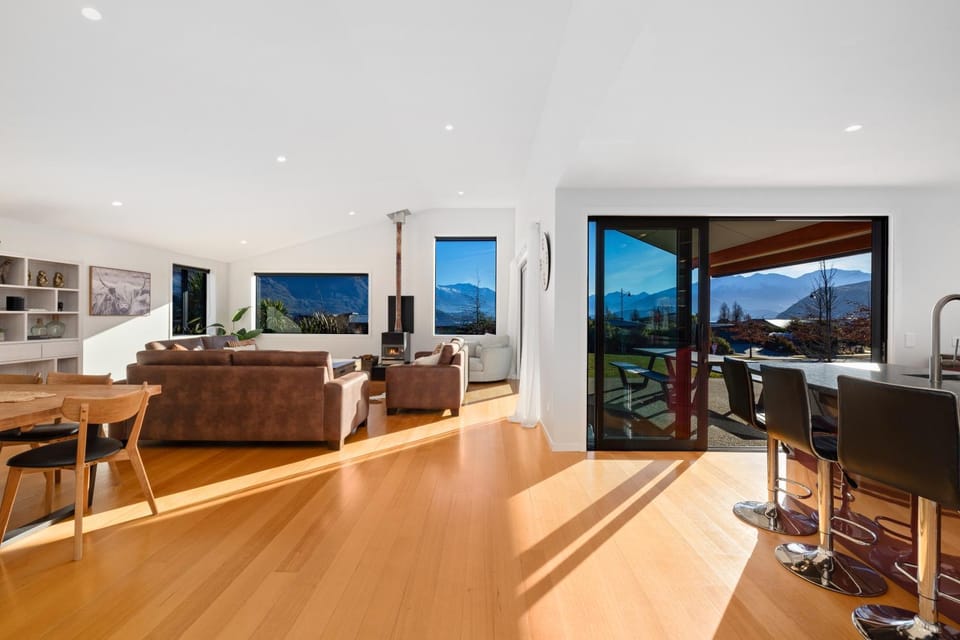 Natural landscape, TV and multimedia, Kitchen or kitchenette, Living room, Seating area, Dining area, Mountain view