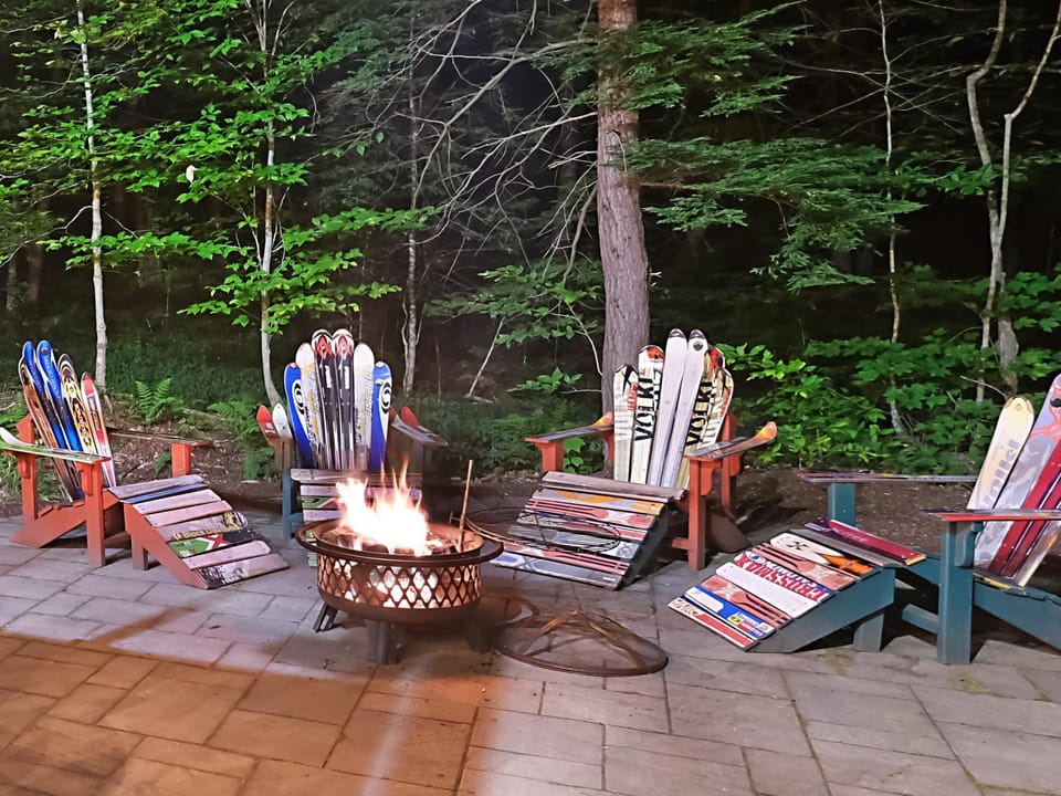 Loon Chalet Ski Shuttle, Hot Tub, Sleeps 19 Chalet in Woodstock