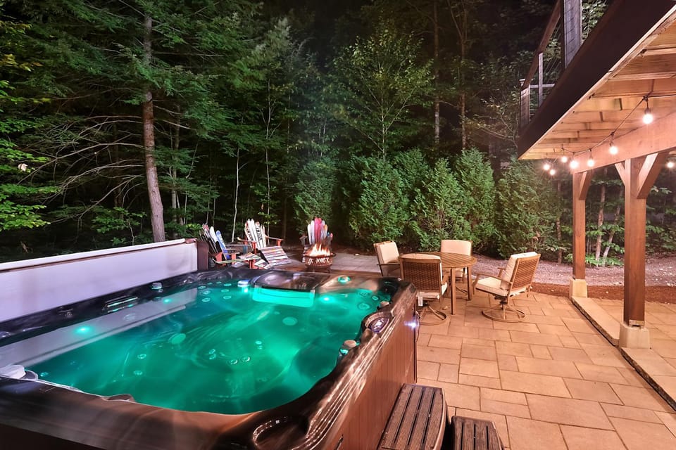 Loon Chalet Ski Shuttle, Hot Tub, Sleeps 19 Chalet in Woodstock