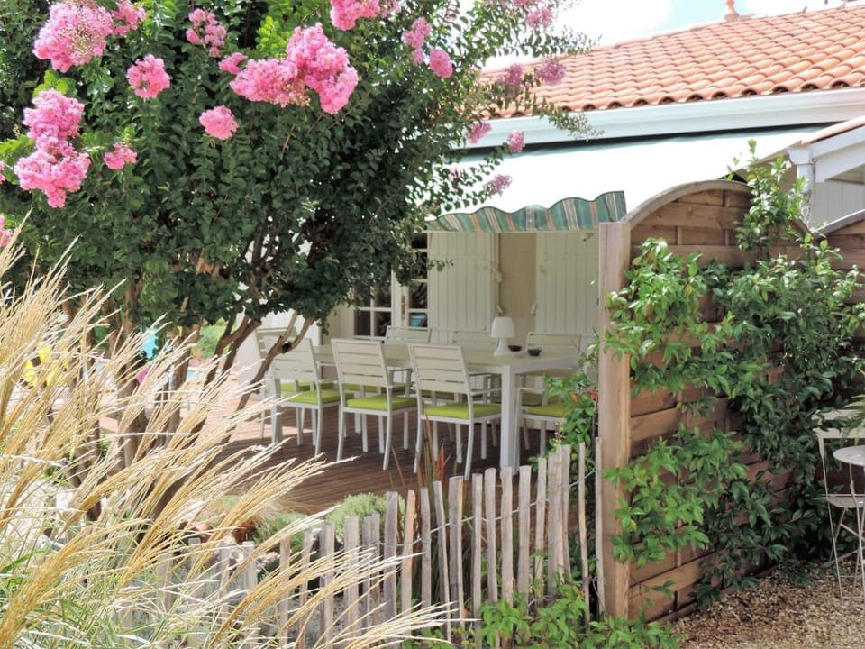 Garden, Balcony/Terrace, Decorative detail, Garden view