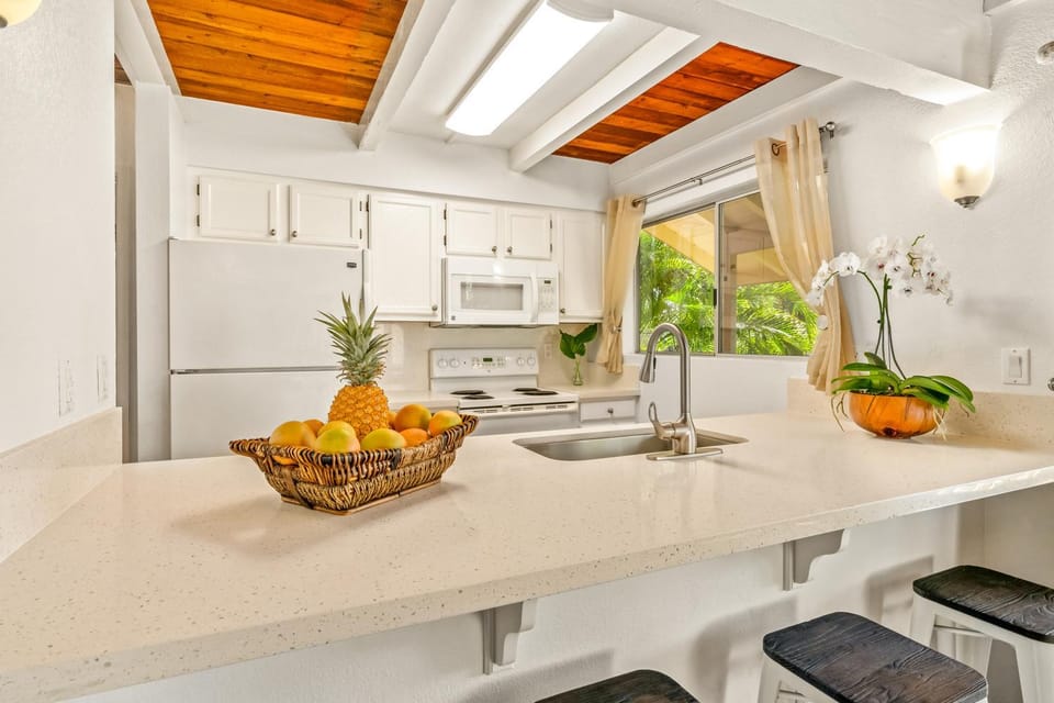 Beautiful 2 Br 2.5 Ba Condo Golf Course View, Pool, Hot Tub (209AB) Apartment in Princeville