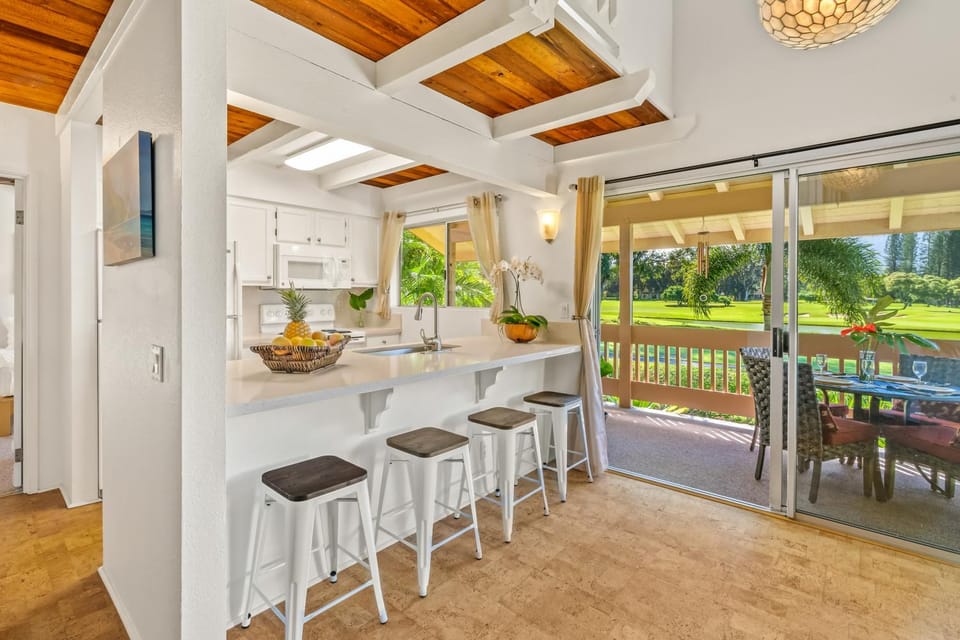 Beautiful 2 Br 2.5 Ba Condo Golf Course View, Pool, Hot Tub (209AB) Apartment in Princeville