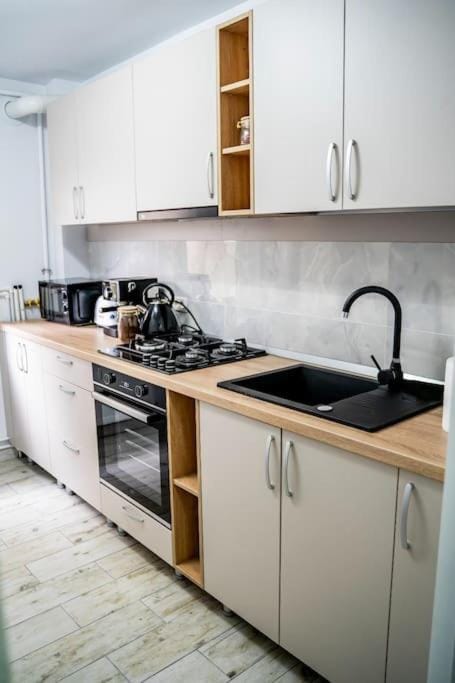 Coffee/tea facilities, Kitchen or kitchenette, stove