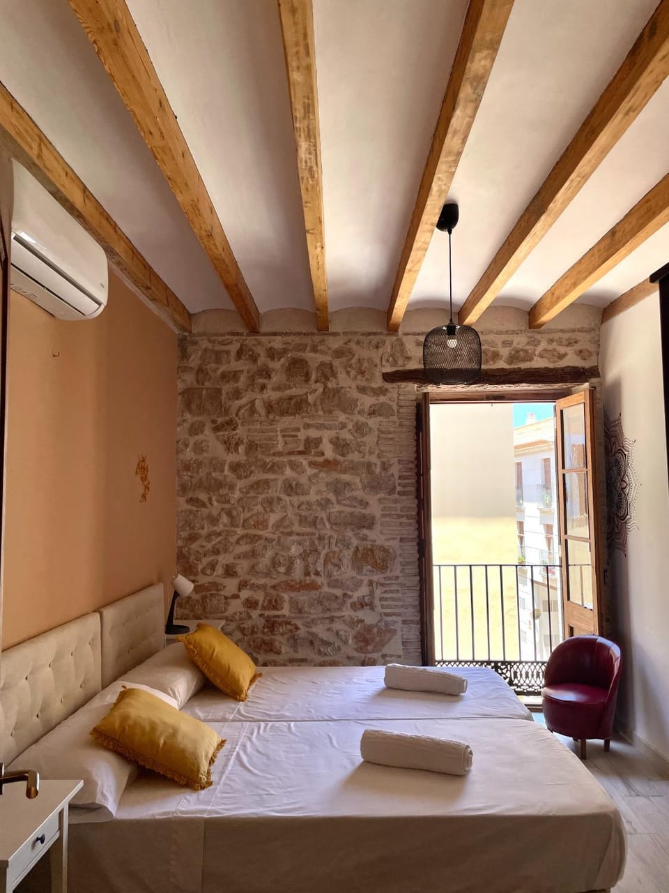 Bed, Photo of the whole room, Bedroom, internet, towels, air conditioner