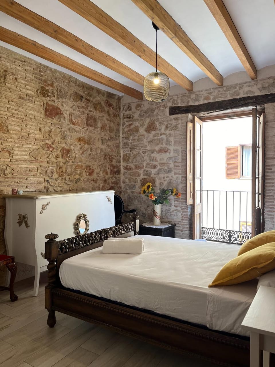Bed, Photo of the whole room, Decorative detail, Bedroom, towels