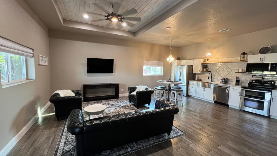 Communal lounge/ TV room, TV and multimedia, Kitchen or kitchenette, Living room, Seating area, Dining area, Evening entertainment, dishwasher, oven, stove