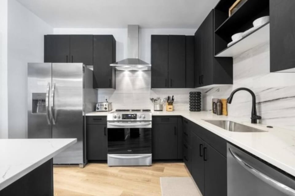 Electric - Odyssey -Top Floor West End 2 Bedroom - Minutes to Broadway Apartment in Nashville