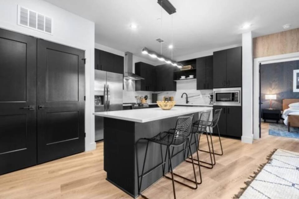 Electric - Odyssey -Top Floor West End 2 Bedroom - Minutes to Broadway Apartment in Nashville