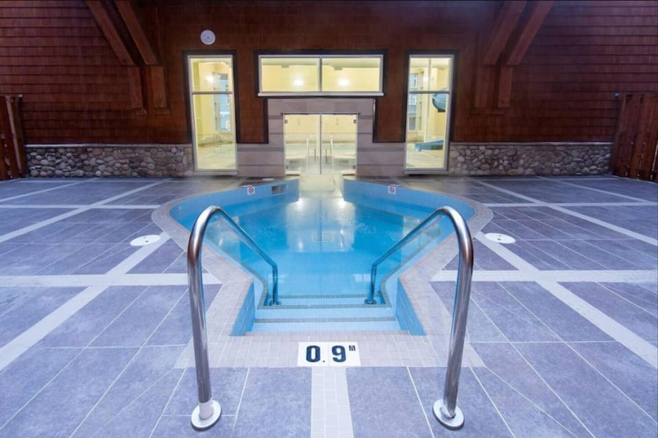Mountain Getaway in Canmore - Sleeps 6 - Pool & Hottub Apartment in Canmore
