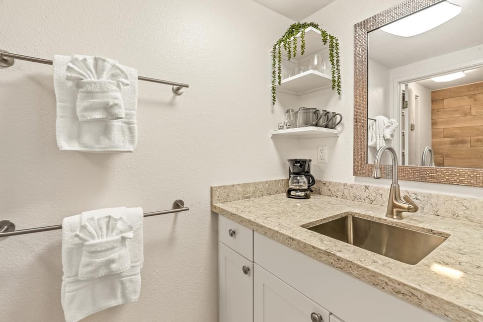 Bright and Beautiful Princeville Studio, Private Lanai, Pool (209B) Apartment in Princeville