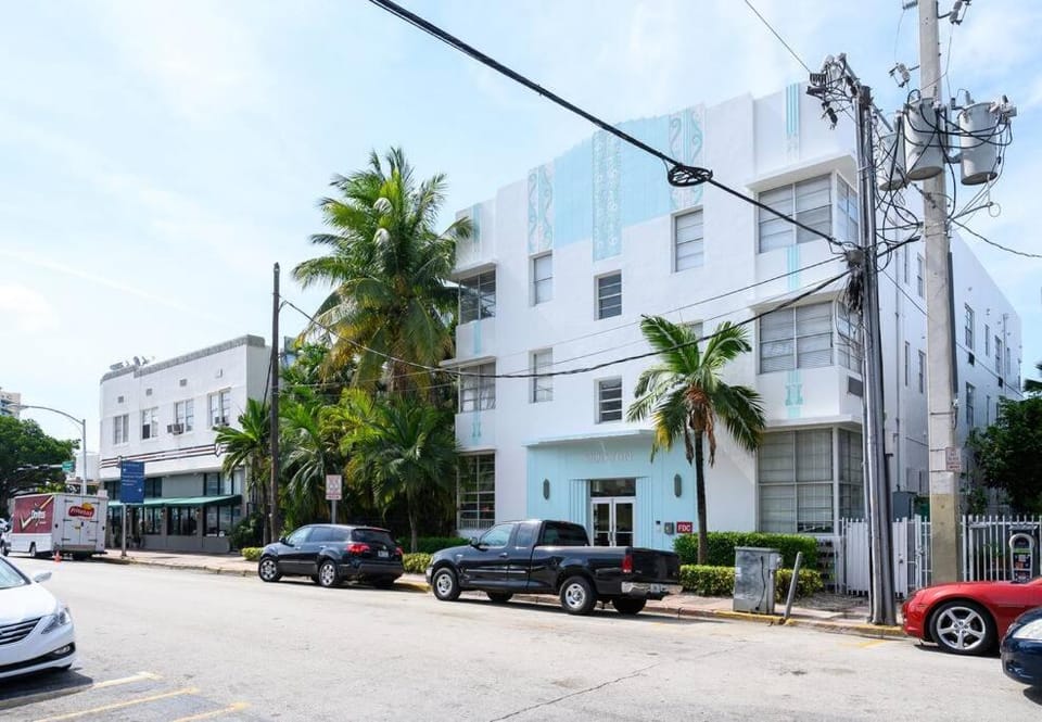 TROPICAL HAVEN POOL & 2BLOCKS TO BEACh Apartment in Flamingo Lummus