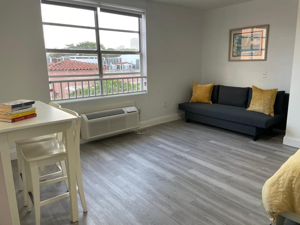 TROPICAL HAVEN POOL & 2BLOCKS TO BEACh Apartment in Flamingo Lummus