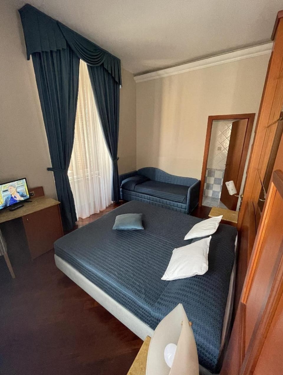 Bed, TV and multimedia, Living room, Photo of the whole room, Seating area, Bedroom, hair dresser, towels