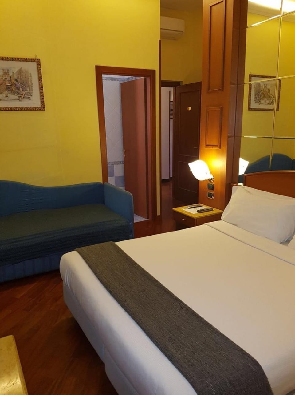 Bed, Living room, Photo of the whole room, Seating area, Bedroom