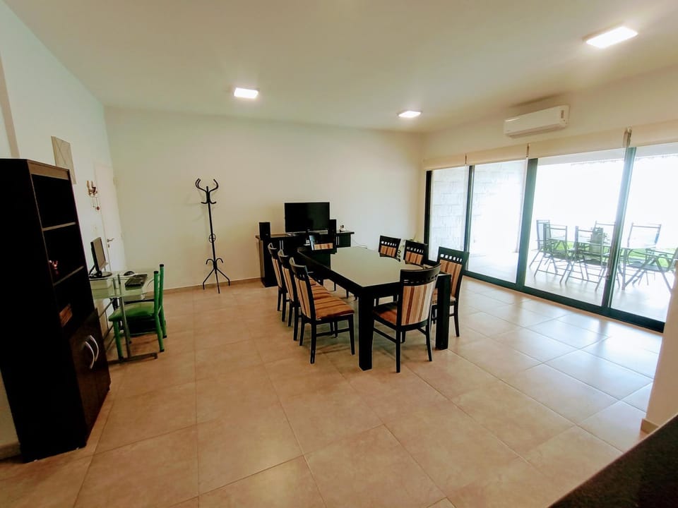 Communal lounge/ TV room, TV and multimedia, Dining area, air conditioner