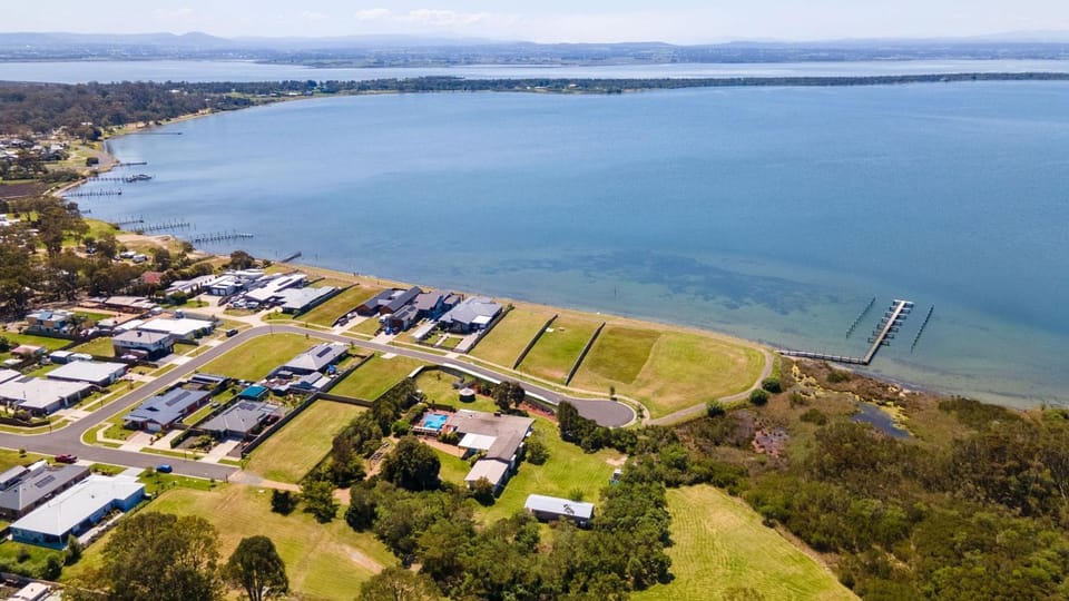 Chenu Lakeside Homestead House in Victoria
