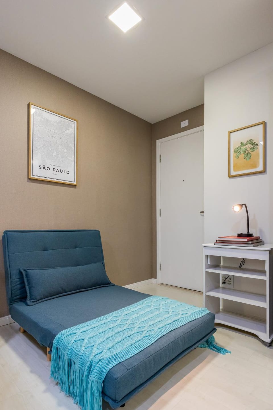 Bed, TV and multimedia, Seating area, Bedroom