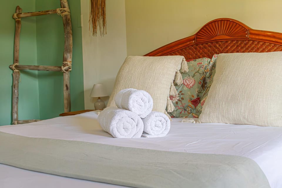 Bed, Bedroom, towels