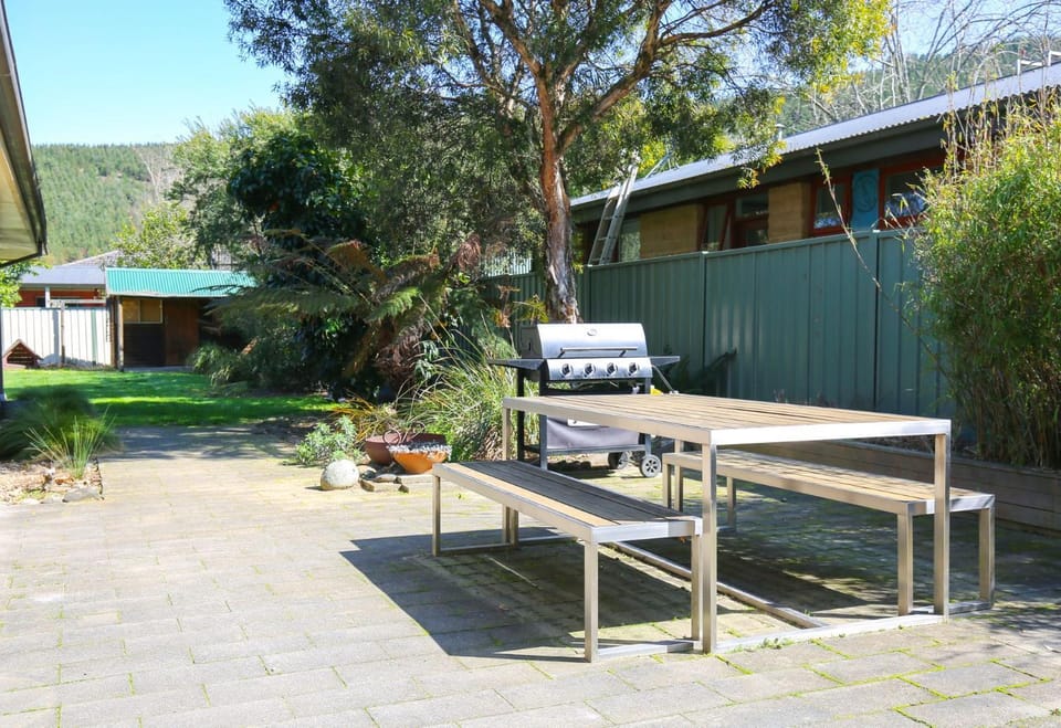 Property building, Patio, Spring, Day, Natural landscape, BBQ facilities, Garden, Dining area, Garden view