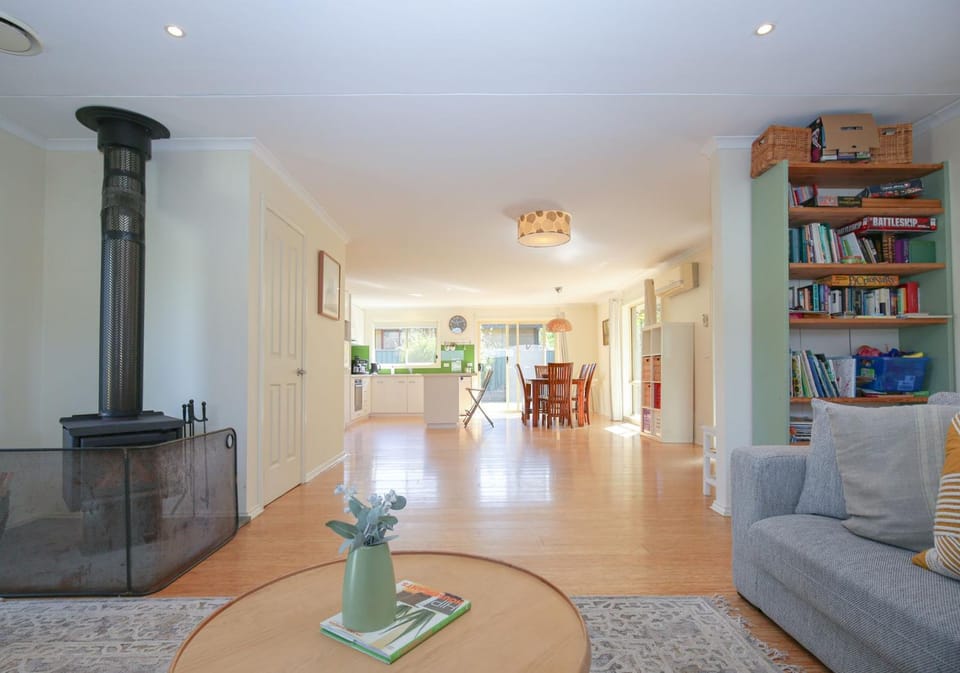 Kitchen or kitchenette, Living room, Seating area, Dining area, fireplace, heating, air conditioner