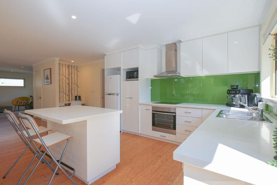 Coffee/tea facilities, Kitchen or kitchenette, Dining area, dishwasher, microwave, oven, pet friendly, stove, toaster