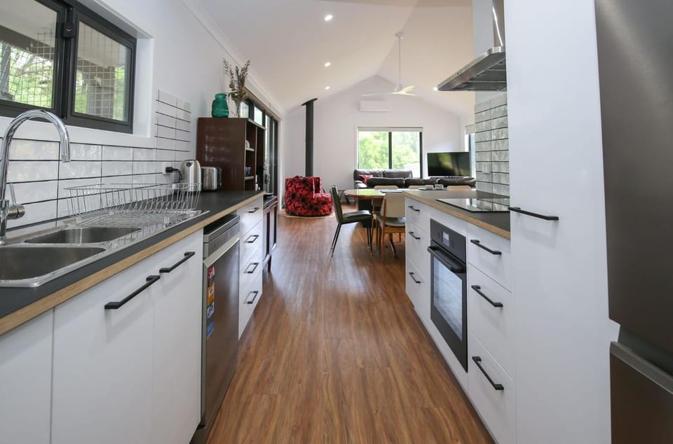 Coffee/tea facilities, Kitchen or kitchenette, dishwasher, fireplace, microwave, oven, pet friendly, stove, toaster