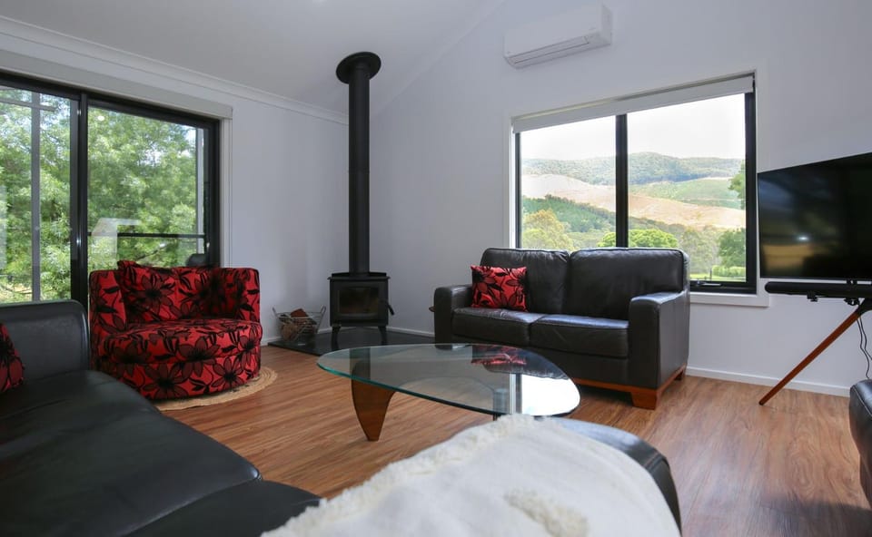 Natural landscape, TV and multimedia, Living room, Seating area, Mountain view, heating, pet friendly, air conditioner