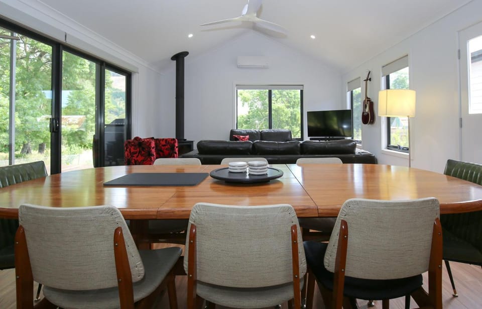 TV and multimedia, Living room, Seating area, Dining area, fireplace, heating, pet friendly, air conditioner