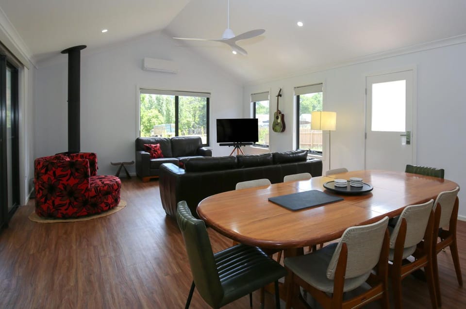 TV and multimedia, Living room, Seating area, Dining area, fireplace, heating, pet friendly, air conditioner