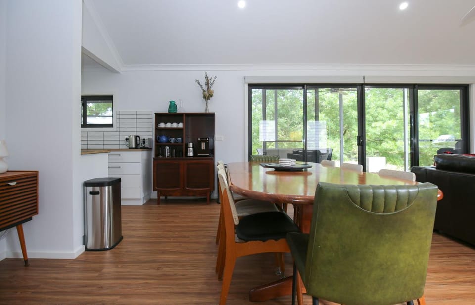 Coffee/tea facilities, Kitchen or kitchenette, Living room, Seating area, Dining area, heating, pet friendly, air conditioner