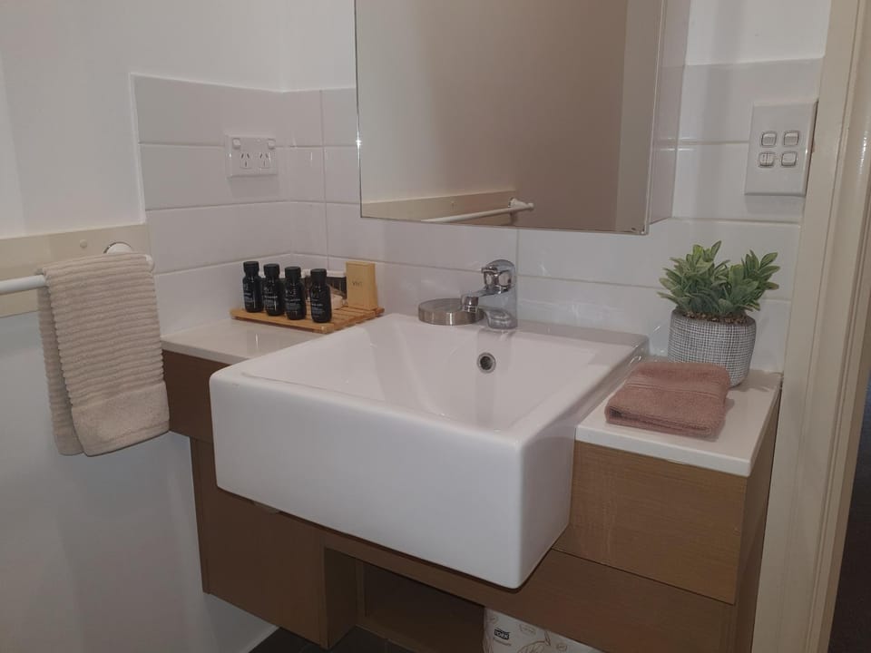 Lbarza Tranquil 2 Storey Townhouse Apartment in Shepparton