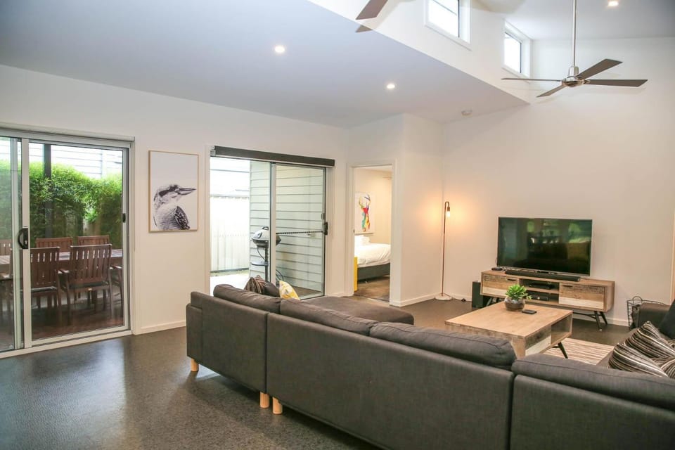 Patio, TV and multimedia, Living room, Seating area, heating, pet friendly, air conditioner