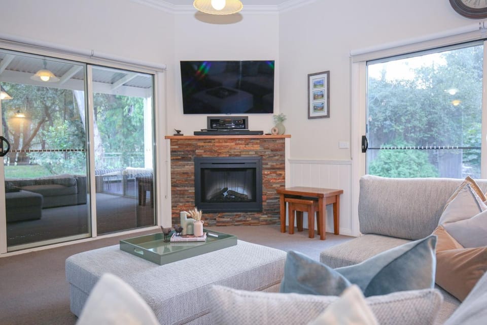 Patio, TV and multimedia, Living room, Seating area, fireplace