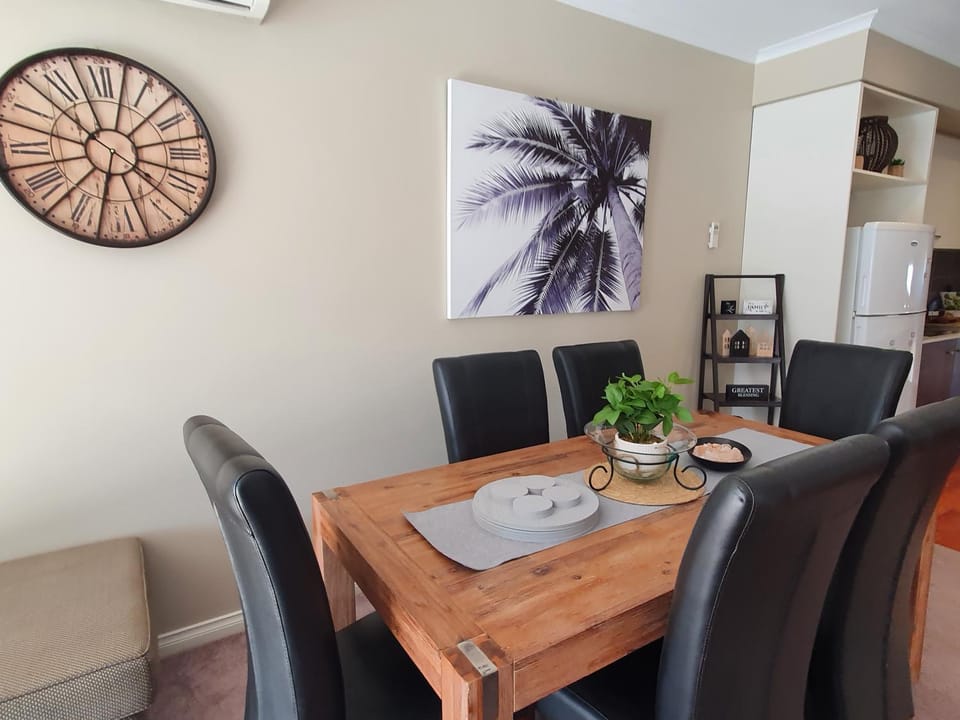 Lbarza Luxury 3BR 2 Bath 2 Storey Townhouse near lake Apartment in Shepparton