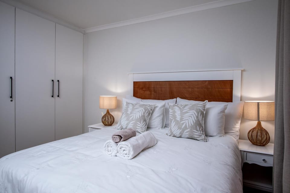 Bed, Photo of the whole room, towels, wardrobe