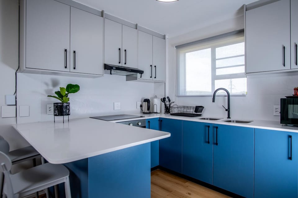 Kitchen or kitchenette, Dining area, stove
