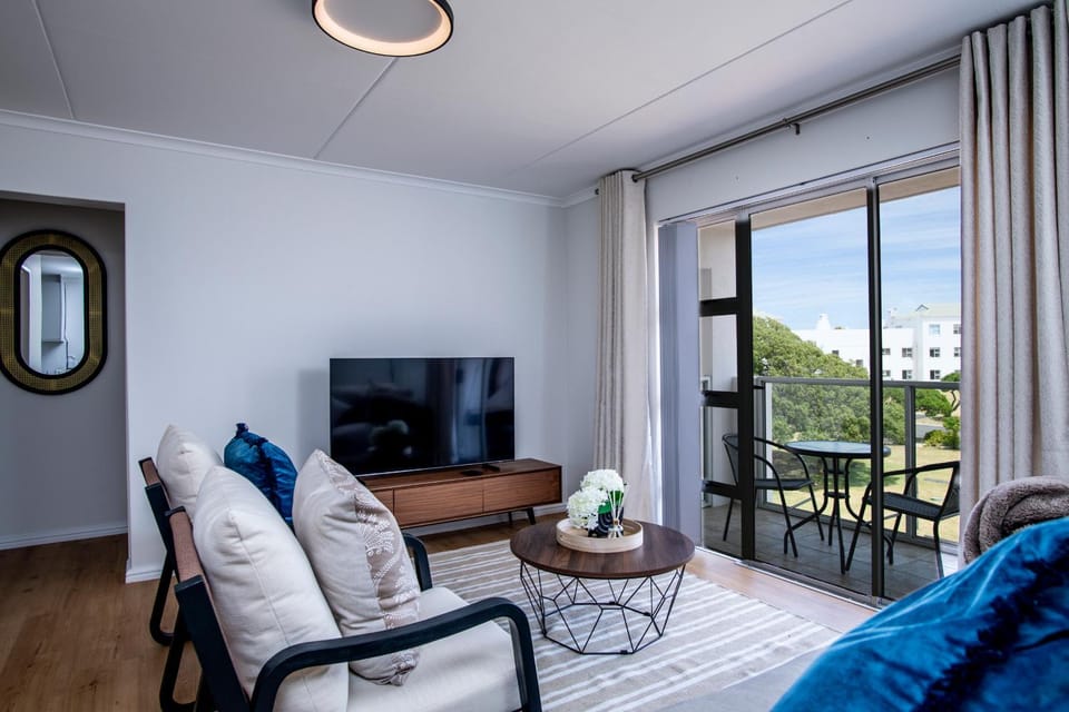 TV and multimedia, Balcony/Terrace, Living room, Seating area, Evening entertainment