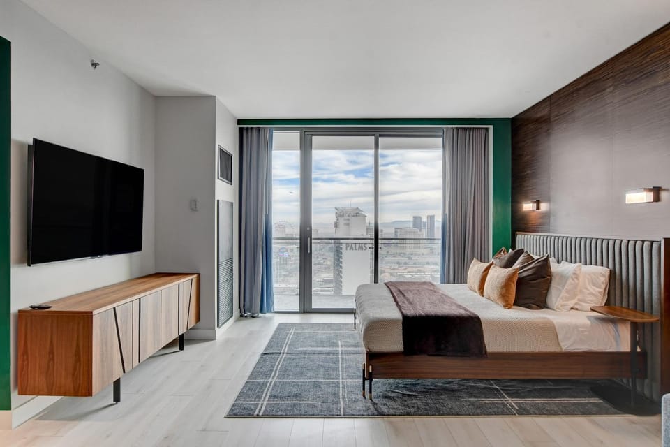 AVA SUITE 37th FLR STRIP VIEW BALCONY Palms Place Apartment hotel in Paradise
