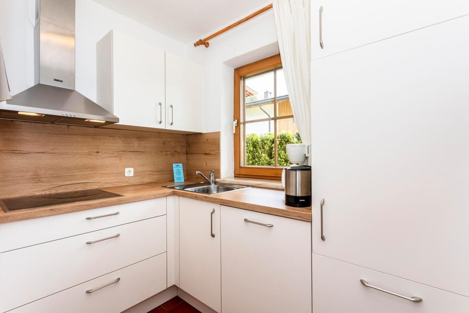 Coffee/tea facilities, Kitchen or kitchenette, stove