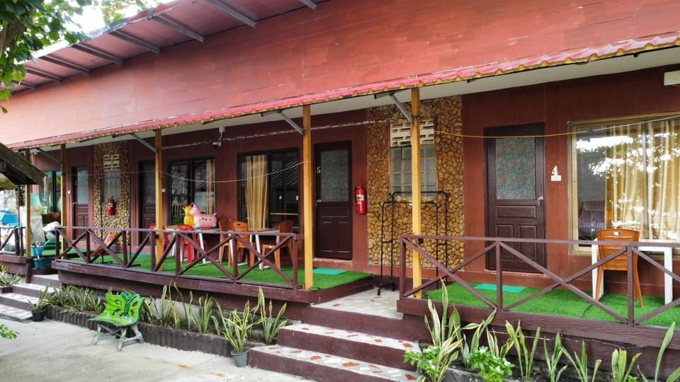 Property building, Patio, Facade/entrance, Day, Balcony/Terrace, Balcony/Terrace