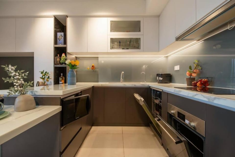 Kitchen or kitchenette, dishwasher, oven
