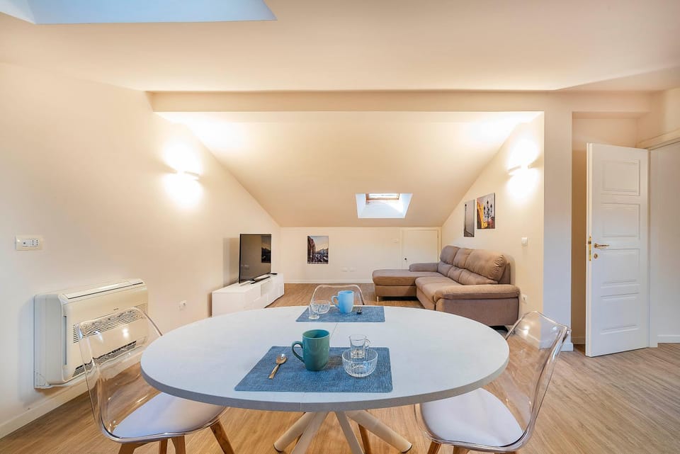 TV and multimedia, Living room, Seating area, Dining area