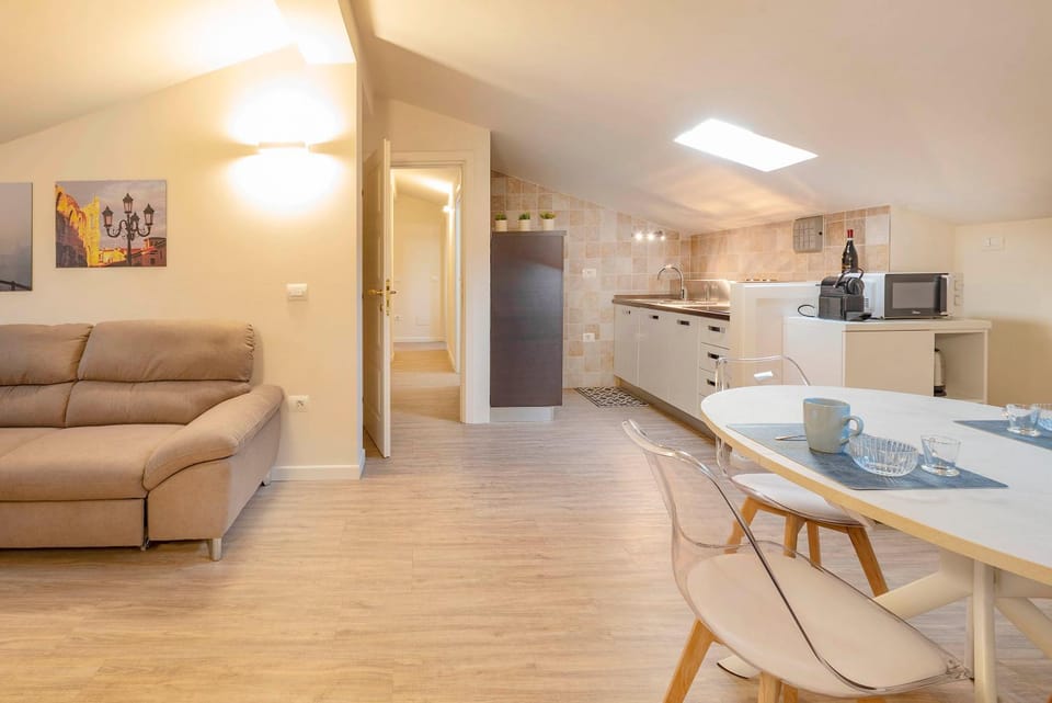 Kitchen or kitchenette, Living room, Seating area, Dining area