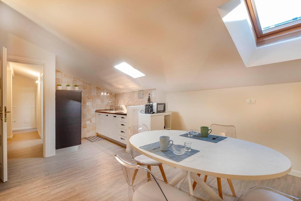 Coffee/tea facilities, Kitchen or kitchenette, Dining area